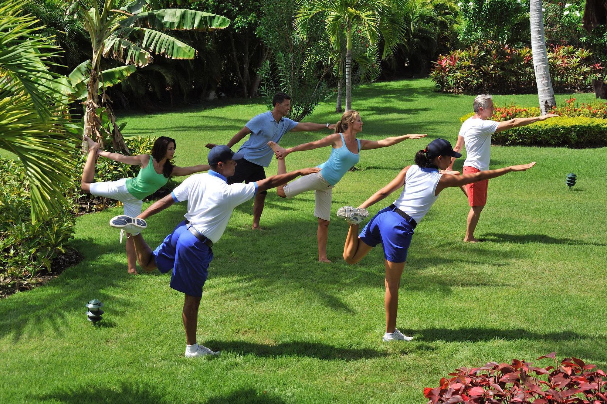 Bahia Principe Grand Bavaro Punta Cana Exterior foto A group of people doing yoga